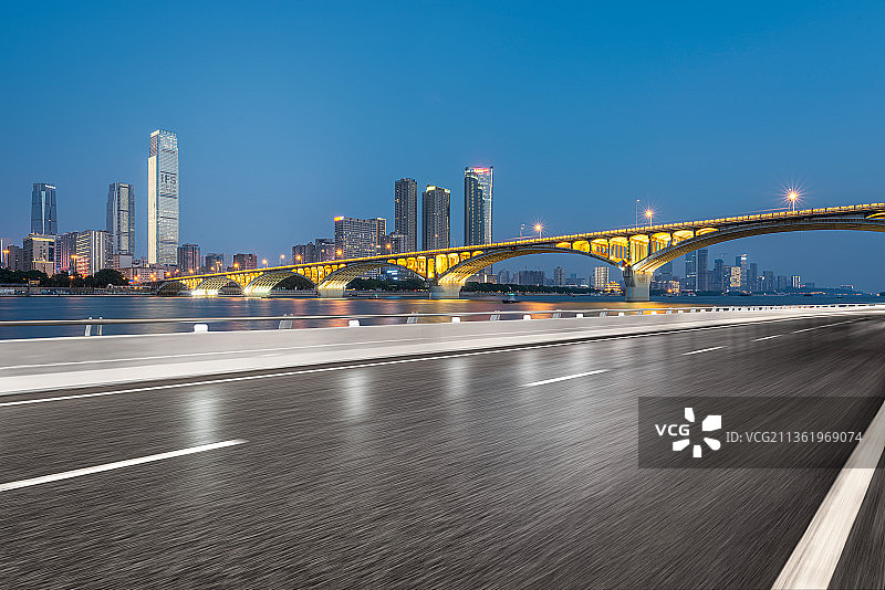 长沙城市天际线夜景与公路路面图片素材