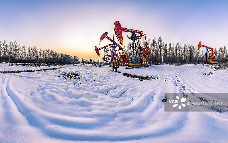 晨光中大庆油田雪景图片素材