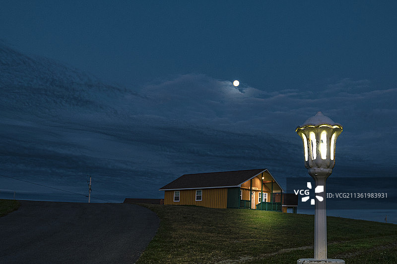 加拿大布雷顿角岛下的小镇夜晚图片素材