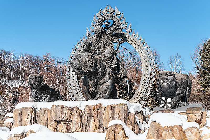 长白山讷殷古城内的长白山之神像广场图片素材