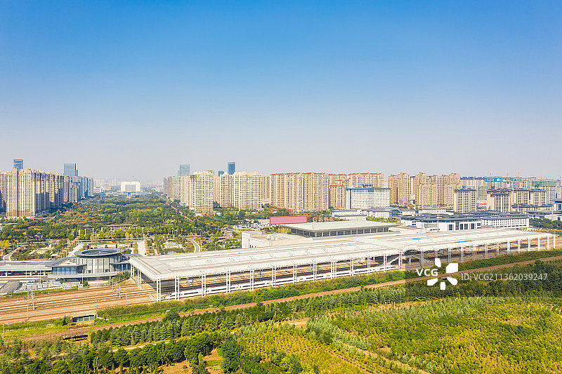 河南洛阳高铁站洛阳龙门站都市风光与城市天际线秋季户外航拍图片素材