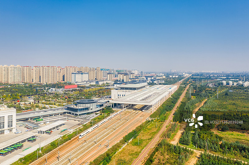 河南洛阳高铁站洛阳龙门站都市风光与城市天际线秋季户外航拍图片素材