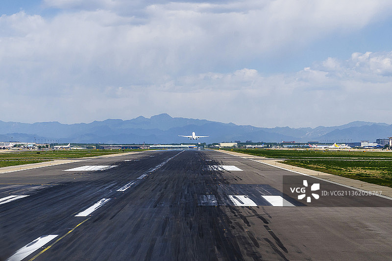 北京首都国际机场中跑道RWY36R腾空而起的飞机图片素材