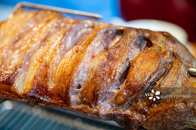 烧烤架上的炭烤羊腿羊排图片素材