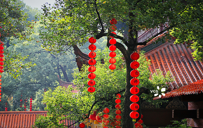 杭州上天竺法喜讲寺内悬垂的祈福灯笼。图片素材