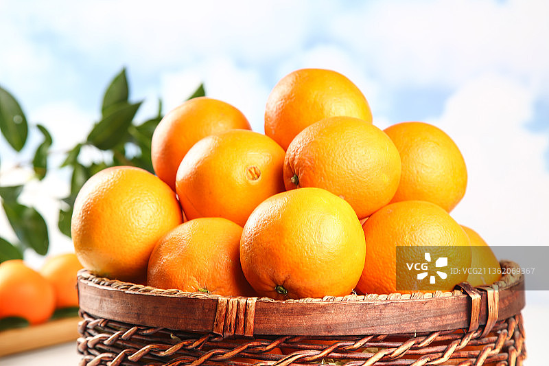 一篮新鲜脐橙图片素材
