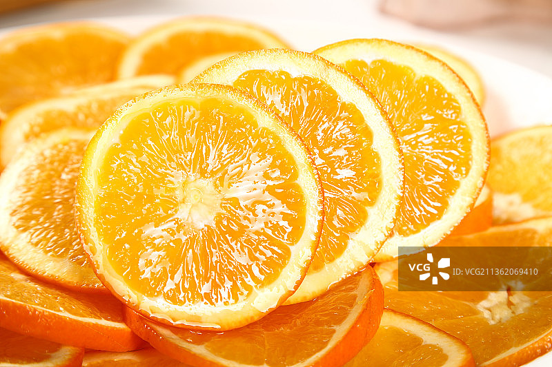 一盘切块的橙子果肉图片素材