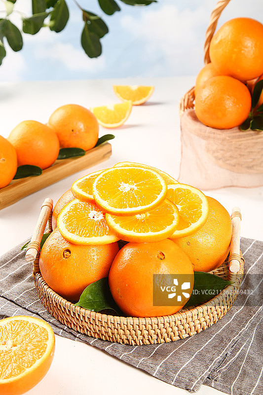 一篮子里的高山脐橙图片素材