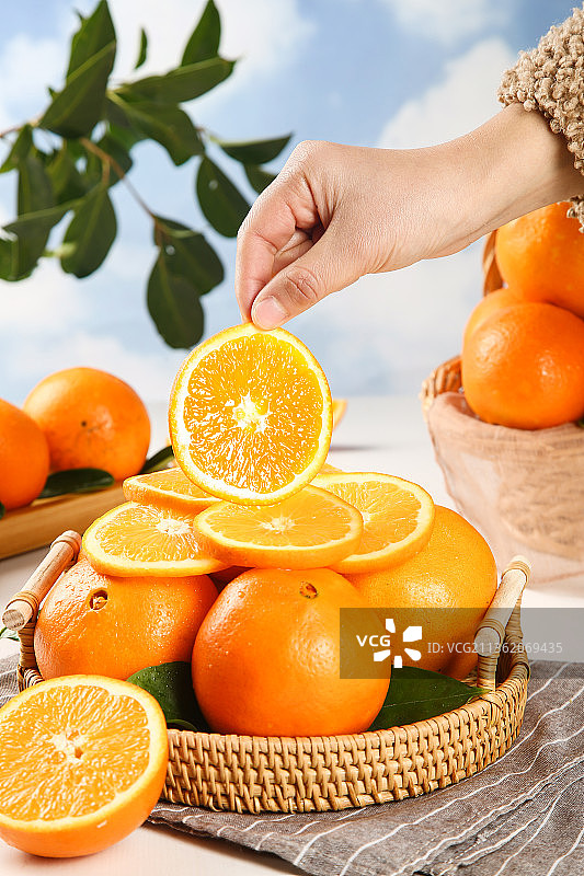 手里拿着橙子果肉图片素材
