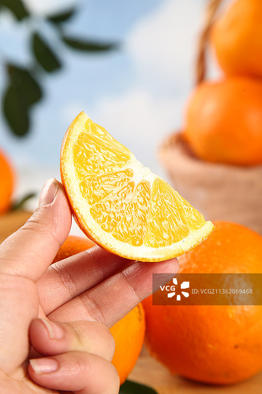 手里拿着一块脐橙图片素材