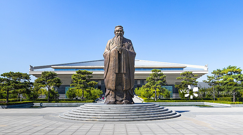 山东省济宁市曲阜孔子博物馆孔子雕像图片素材