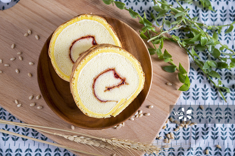 中国风背景的健康早餐虎皮蛋糕卷静物特写图片素材