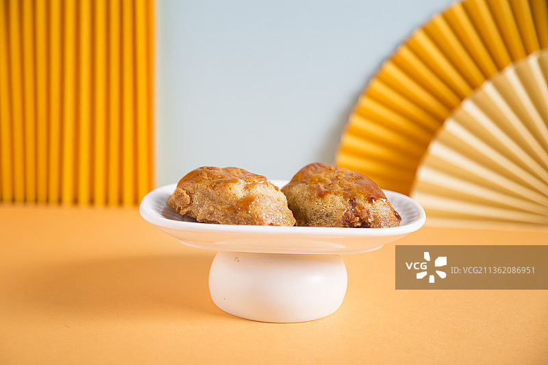 中国风背景的健康点心鸡仔饼静物特图片素材