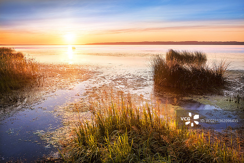 俄罗斯日落时分的湖泊美景图片素材