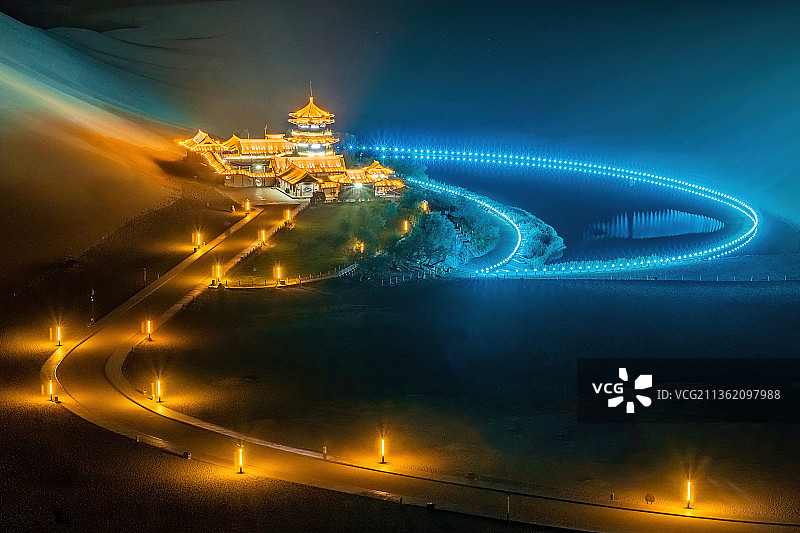 月牙泉的夜景灯光图片素材