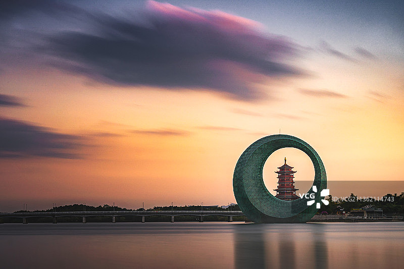日落时的湖面和高塔图片素材
