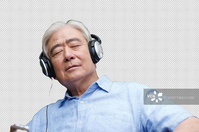 一个老年男人坐在椅子上戴着耳机图片素材