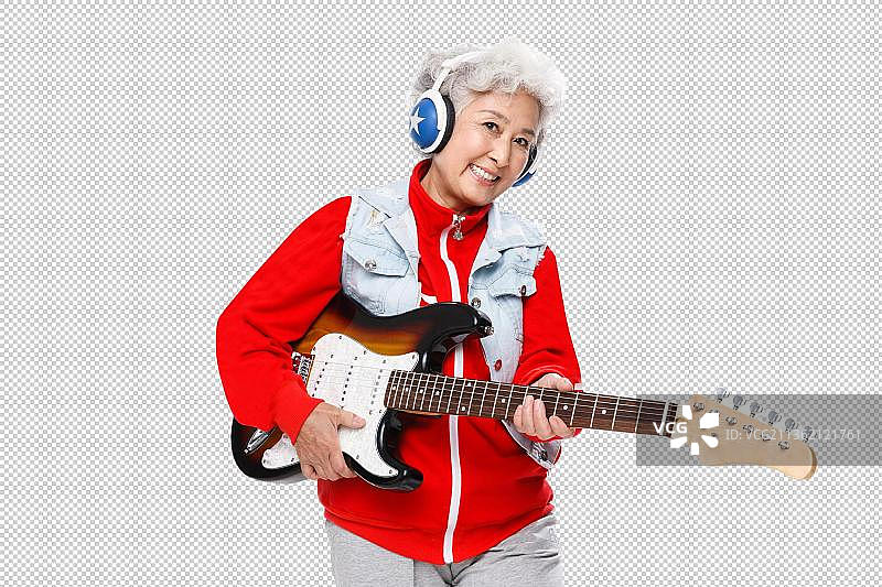 一个老年女人在弹吉他图片素材