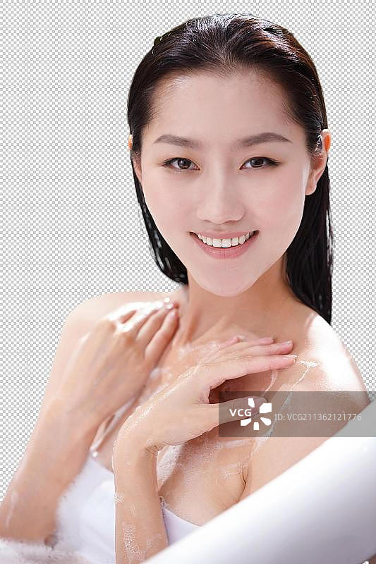 年轻女人在户外洗浴图片素材