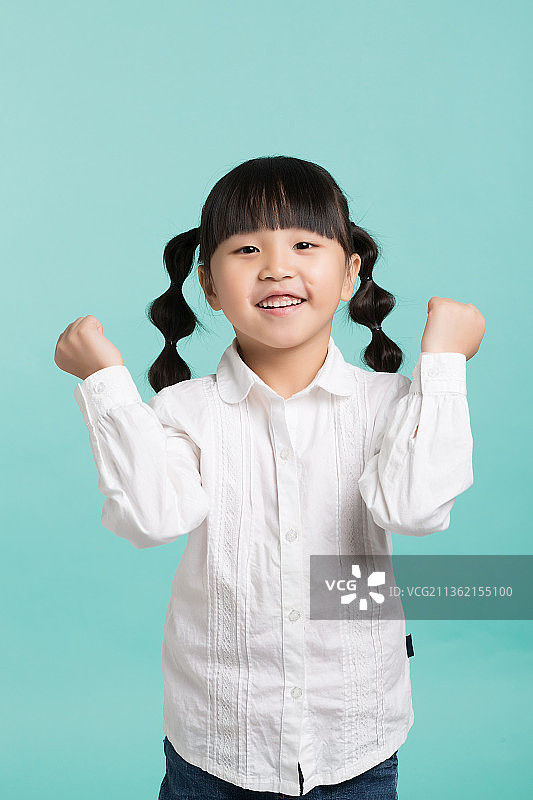 小女孩比划手语图片素材