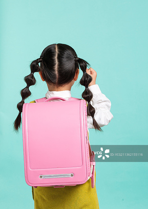 扎辫子小女孩背书包的背影图片素材