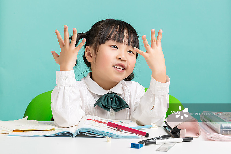 小学生数手指做数学作业图片素材