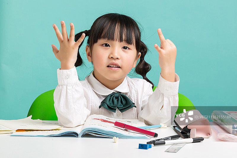 小学生数手指做数学作业图片素材
