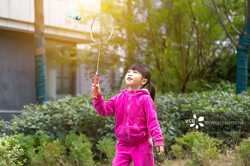 穿运动服打羽毛球的亚洲小女孩图片素材