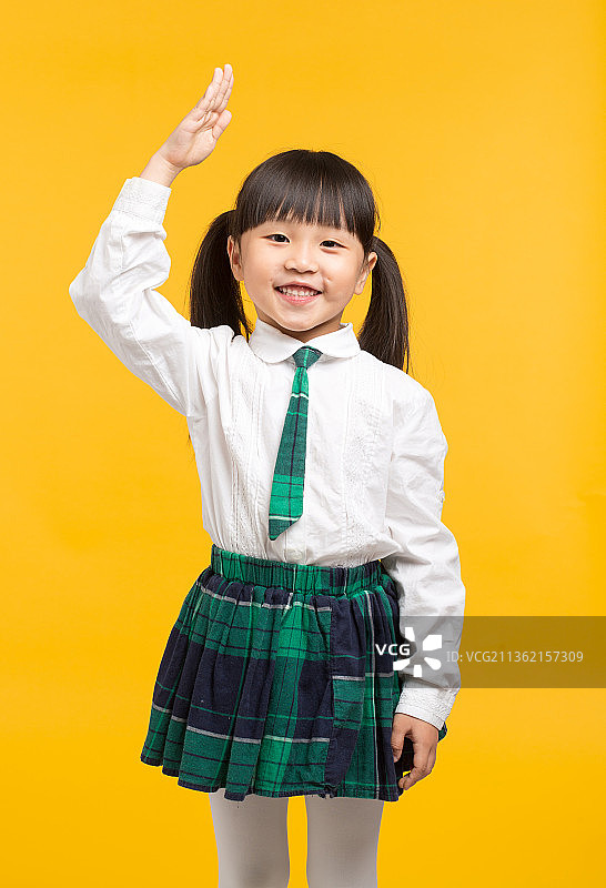 做敬礼手势的小学生图片素材