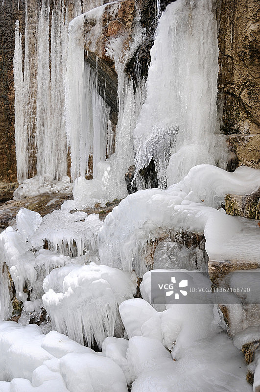 山东枣庄山亭区龙床水库冰瀑布图片素材
