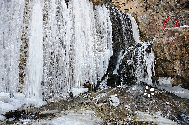 山东枣庄山亭区龙床水库冰瀑布图片素材