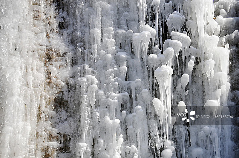 山东枣庄山亭区龙床水库冰瀑布图片素材