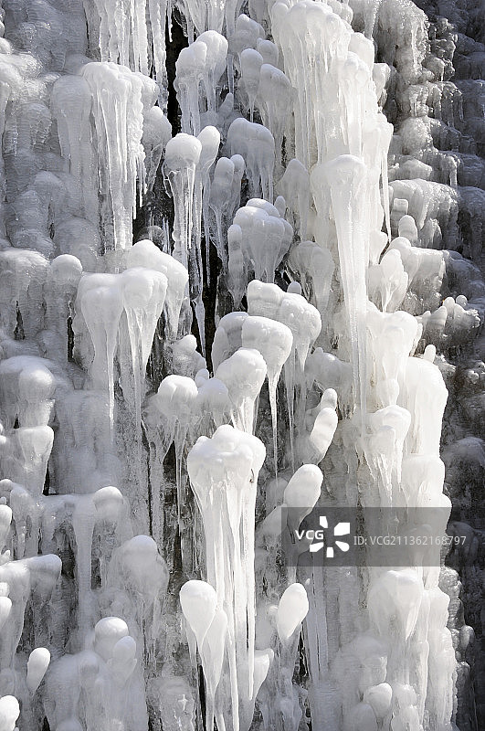山东枣庄山亭区龙床水库冰瀑布图片素材