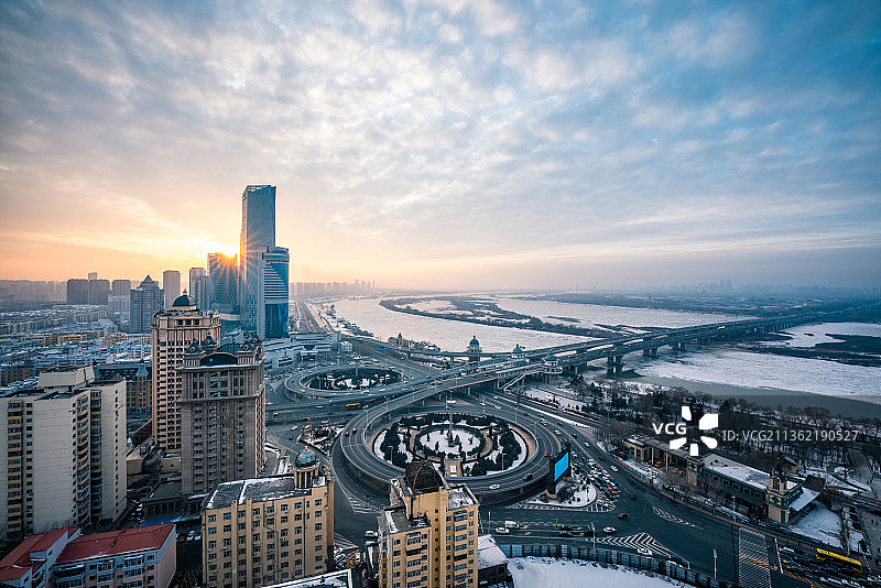 中国黑龙江省哈尔滨市松花江公路大桥图片素材