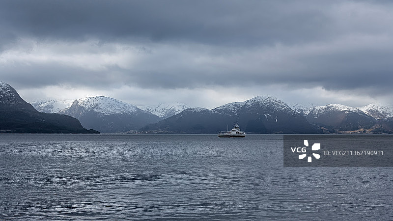 飞渡峡湾一孤舟图片素材