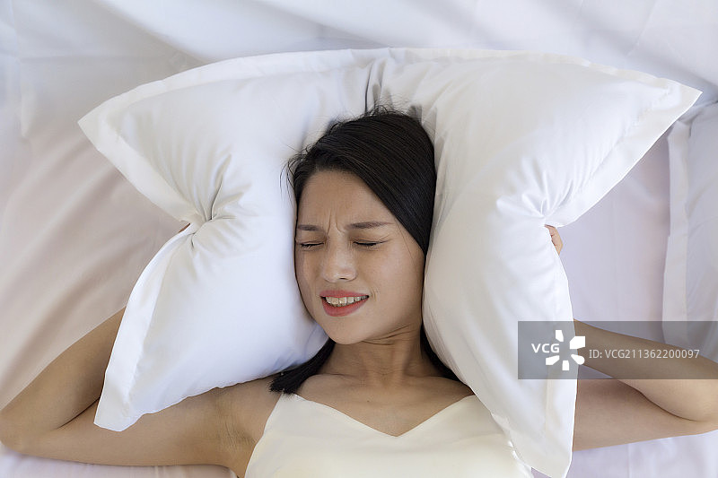一个在床上睡不着的东方女人图片素材