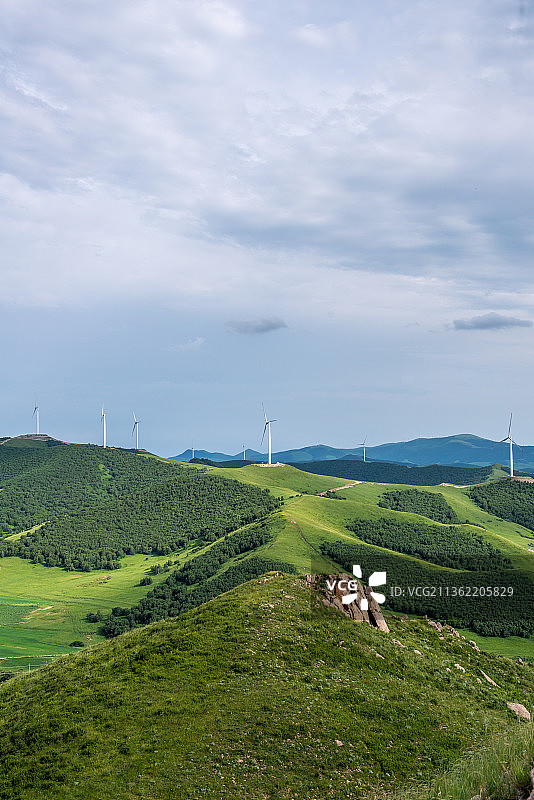 草原上竖着风车的山坡图片素材
