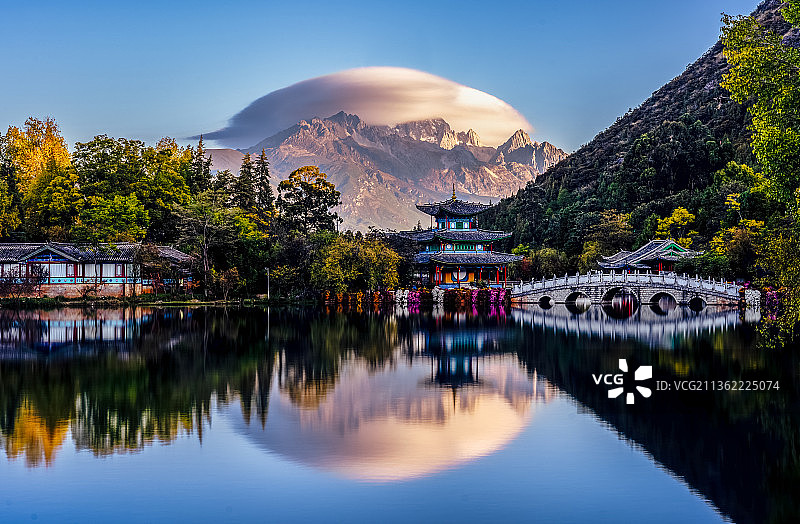 玉龙雪山的“礼貌”图片素材