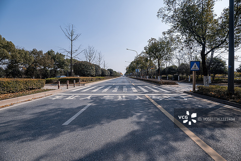 马路上礼让行人斑马线人行横道图片素材