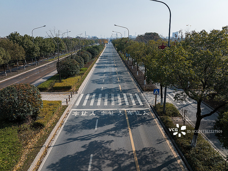 航拍马路上礼让行人斑马线人行横道图片素材