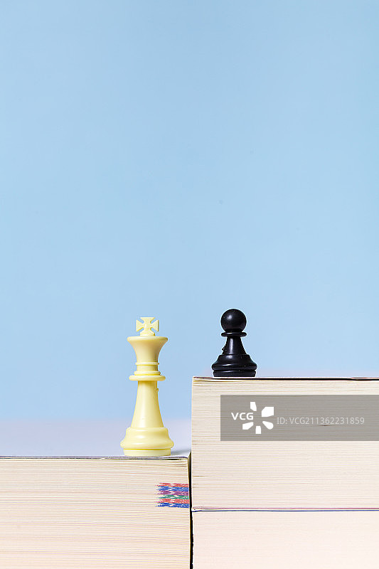 国际象棋棋子和书，概念主题图片素材