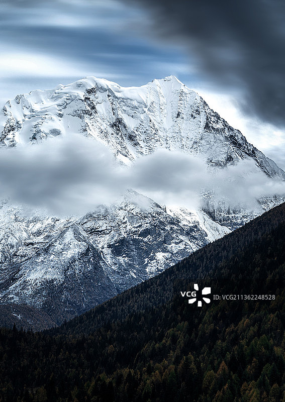 雅拉雪山图片素材
