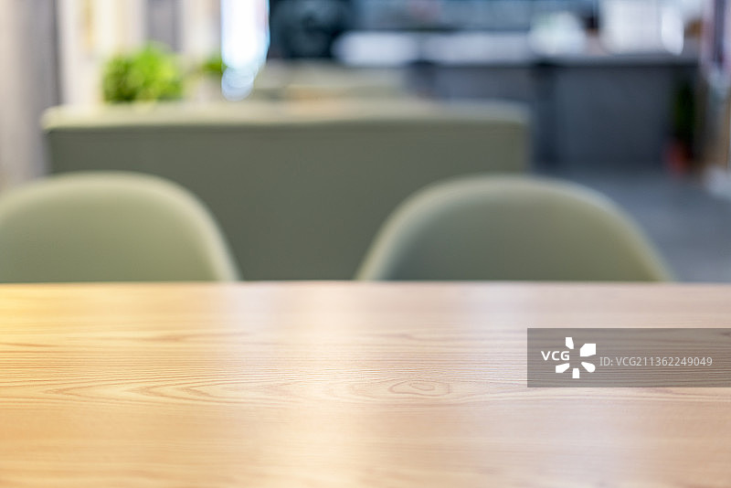 餐厅里的木制餐桌图片素材