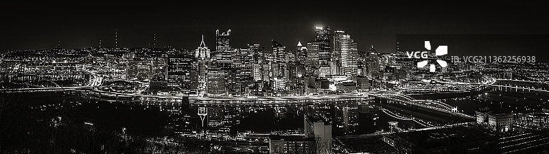 匹兹堡夜景全景：宾夕法尼亚州城市夜间照明建筑高角度视图图片素材