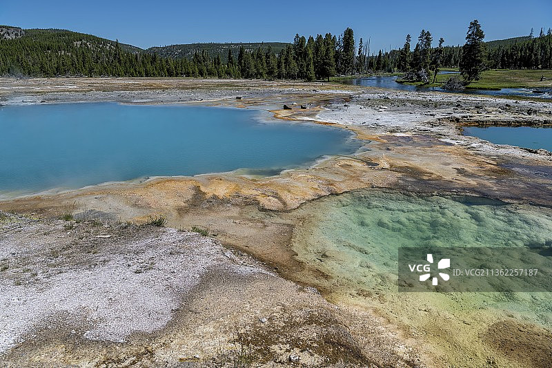 饼干盆地间歇泉，怀俄明州的湖泊风光图片素材
