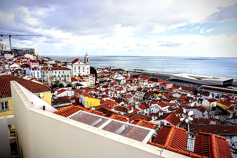 里斯本高角度海滨城镇景观图片素材