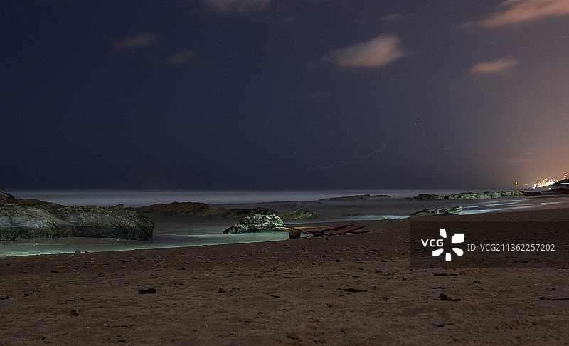 闪电石，夜晚海滩的风景图片素材