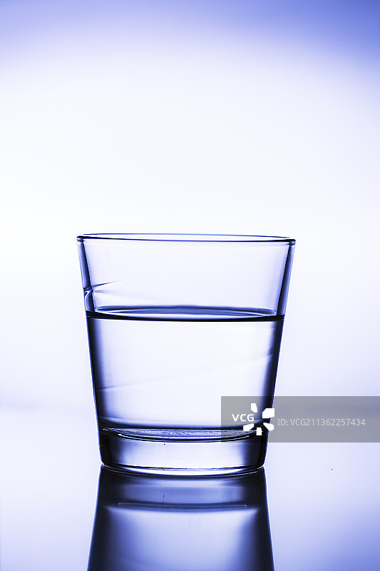 水杯中飞溅的冰块图片素材