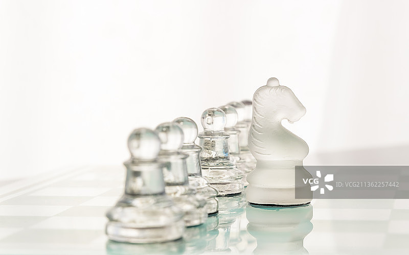 骑士在士兵中脱颖而出，是真正的领导者图片素材