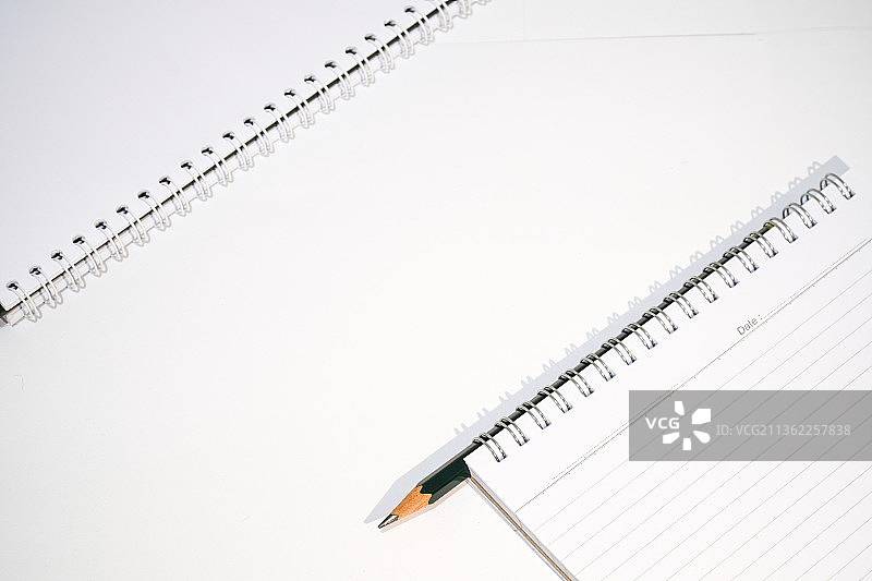 螺旋笔记本上的钢笔俯视图图片素材
